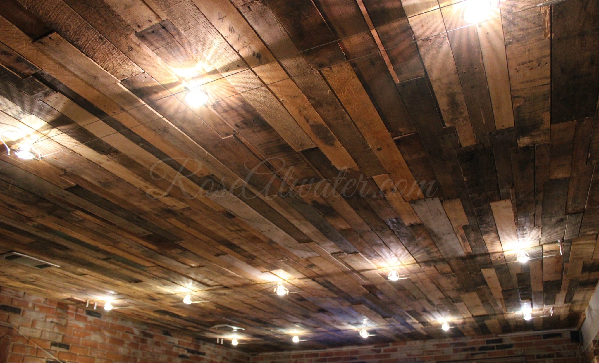DIY: Recycled Pallet Ceiling